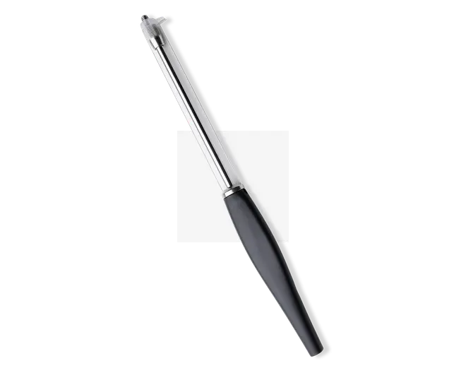 Et elegant køkkenredskab med et langt skaft i rustfrit stål og et sort ergonomisk håndtag. Enden har et lille, cirkulært blad designet til at udkerne frugter eller grøntsager, med en rillet kant for nem skæring.