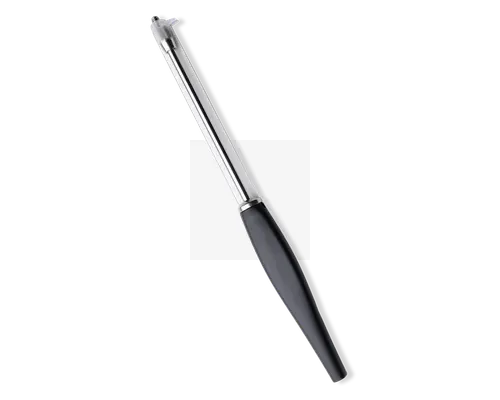 Et elegant køkkenredskab med et langt skaft i rustfrit stål og et sort ergonomisk håndtag. Enden har et lille, cirkulært blad designet til at udkerne frugter eller grøntsager, med en rillet kant for nem skæring.