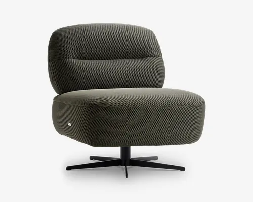 Moderne loungestol med afrundet, kraftigt polstret sæde og ryglæn, betrukket med et tekstureret mørkegrønt stof. Stolen har en lav profil og står på en sort, firebenet metalfod med drejefunktion, hvilket giver både komfort og stabilitet. Betrækket har et diskret vævet mønster, og et lille stofmærke ses på siden af sædet.