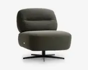 Moderne loungestol med afrundet, kraftigt polstret sæde og ryglæn, betrukket med et tekstureret mørkegrønt stof. Stolen har en lav profil og står på en sort, firebenet metalfod med drejefunktion, hvilket giver både komfort og stabilitet. Betrækket har et diskret vævet mønster, og et lille stofmærke ses på siden af sædet.