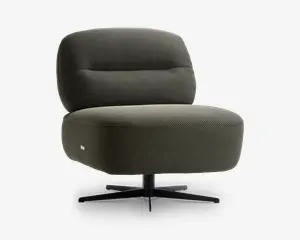 Moderne loungestol med afrundet, kraftigt polstret sæde og ryglæn, betrukket med et tekstureret mørkegrønt stof. Stolen har en lav profil og står på en sort, firebenet metalfod med drejefunktion, hvilket giver både komfort og stabilitet. Betrækket har et diskret vævet mønster, og et lille stofmærke ses på siden af sædet.