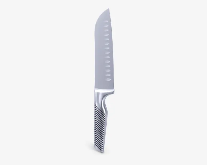 Elegant kniv i rustfrit stål med lige klinge og en række ovale fordybninger, der mindsker, at mad klæber til bladet. Håndtaget er ergonomisk udformet med en tekstureret, skridsikker overflade for komfortabelt og sikkert greb.