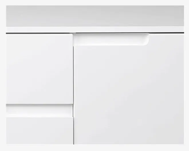 Nærbillede af et moderne, minimalistisk hvidt skabsfront med en glat, blank overflade. Designet har to firkantede skuffer til venstre og en større rektangulær låge til højre, alle med integrerede greb for et stilrent, grebsfrit udtryk.