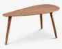 Et træbord med en unik, asymmetrisk dråbeformet bordplade med glatte, afrundede kanter. Bordet står på tre skråtstillede, cylindriske ben, hvilket giver det et retro-inspireret udtryk. Træet har en naturlig finish, der fremhæver årer og struktur.