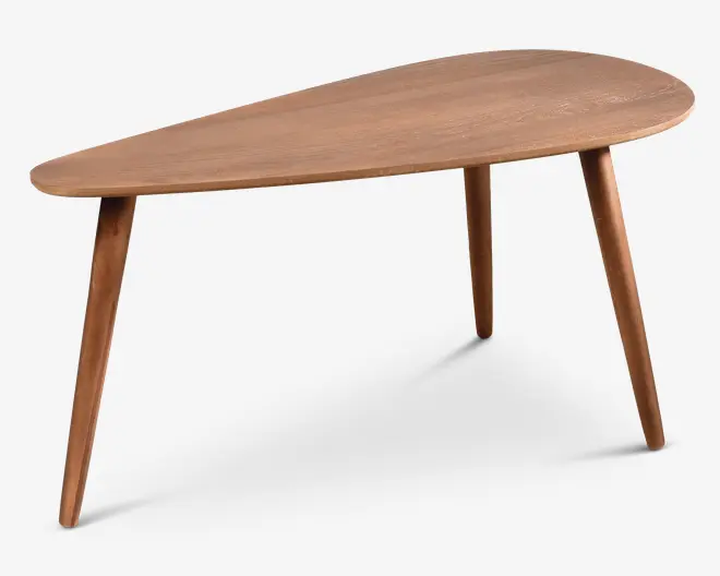 Et træbord med en unik, asymmetrisk dråbeformet bordplade med glatte, afrundede kanter. Bordet står på tre skråtstillede, cylindriske ben, hvilket giver det et retro-inspireret udtryk. Træet har en naturlig finish, der fremhæver årer og struktur.