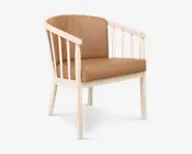 Stol med let træramme og lodrette lameller på ryg og sider. Sædet og ryglænet er polstret og betrukket med lysebrunt kunstlæder. Stolen har et moderne, minimalistisk design med lige ben og let buet ryg for ekstra komfort.