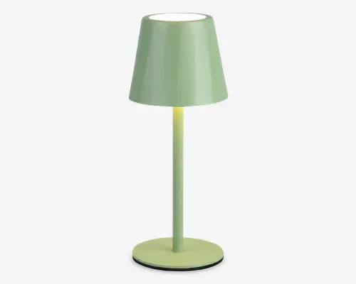 Elegant, moderne bordlampe i en blød pastelgrøn farve. Lampen har en konisk lampeskærm med mat overflade, en slank cylindrisk stang og en rund, flad fod for stabilitet. Lampen har et minimalistisk design med rene linjer, hvilket gør den velegnet til moderne indretning.