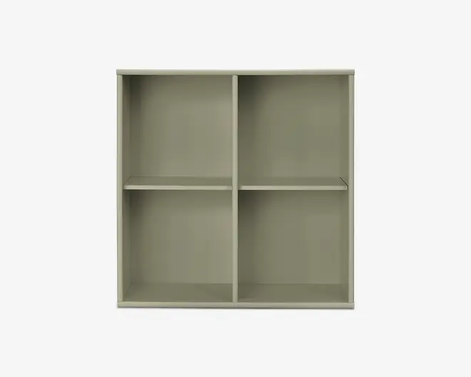 En kvadratisk reol med mat olivengrøn finish, der har fire lige store åbne rum arrangeret i et 2x2 gitter. Hylderne har rene, lige kanter og et minimalistisk design, velegnet til organisering af bøger, dekoration eller opbevaringskurve.