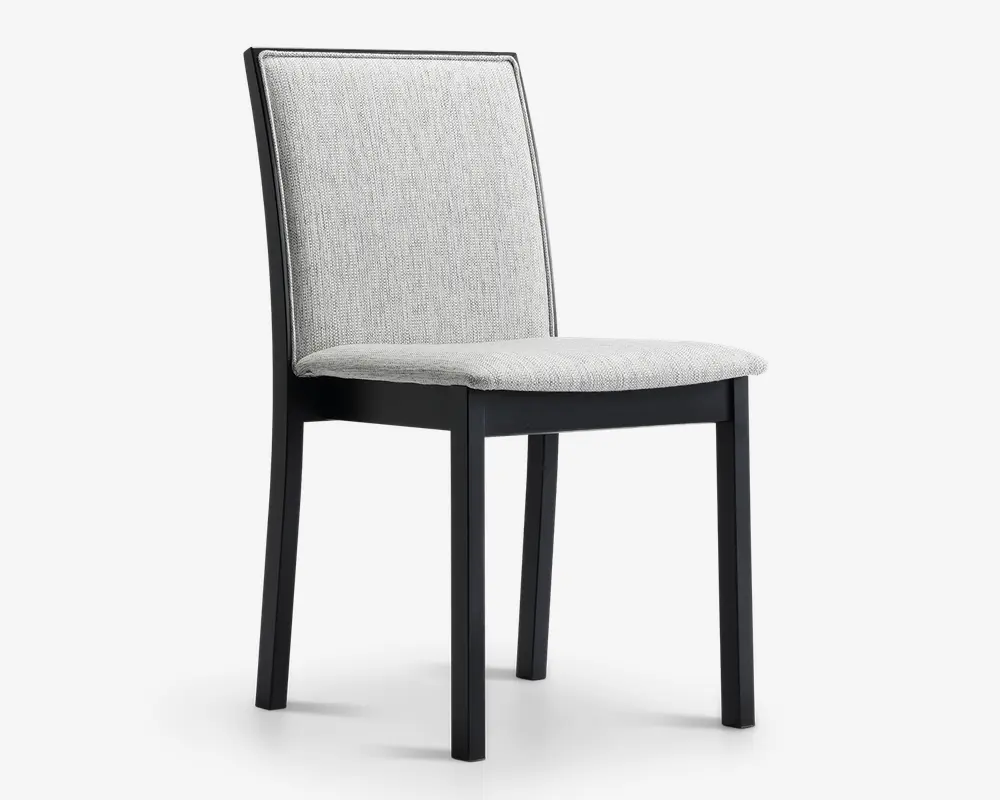 En moderne stol med lysgråt polstret sæde og ryglæn, betrukket med et diskret tekstureret stof. Stolen har let skråt ryglæn for øget komfort og står på fire lige, sorte træben. Designet er minimalistisk og egner sig til både spisebord eller kontor.