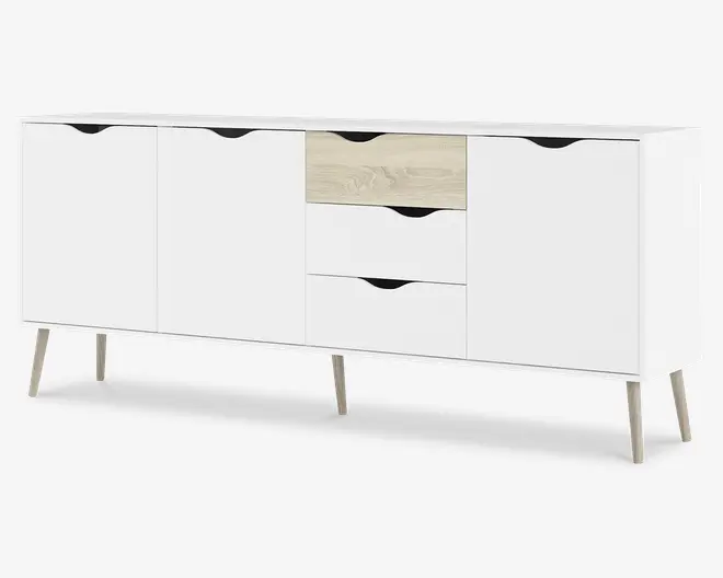 Et moderne skænk med et minimalistisk design, mat hvid finish og fire skrå træben. Møblet har tre centrale skuffer, hvor den øverste er i lyst trælook og de to nederste er hvide. Der er to store skabe på hver side, begge med udskårne greb øverst for nem åbning. Udtrykket er rent og moderne, velegnet til mange forskellige indretninger.