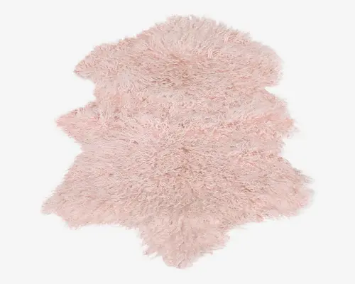 Blødt, fluffy tæppe med en naturlig, ujævn form og en lys pastelrosa farve. Overfladen har lange, pjuskede fibre, der giver en luksuriøs og behagelig tekstur, perfekt til at tilføje varme og komfort til et rum. Kanterne er uregelmæssige og ligner et naturligt skind.