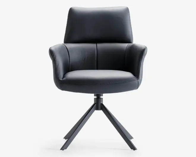 Moderne stol med høj ryg og buede armlæn, polstret med glat sort læder. Sædet er polstret for komfort, og stolen står på en robust sort metalbase med fire skråtstillede ben for stabilitet.