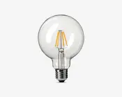 Klar glaspære med rund, globusformet design. Indeni ses fire lodrette LED-filamenter, der er symmetrisk placeret omkring den centrale akse. Soklen er en standard skruefatning, metallisk og reflekterende. Pæren har et moderne, minimalistisk udseende, velegnet til dekorativ belysning.