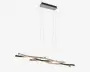 Moderne pendellampe med rektangulær loftsbeslag i mat finish. To slanke, parallelle ophængningskabler holder en skulpturel, bølgeformet vandret lysbjælke. Lysbjælken har en elegant metalramme med integreret LED-belysning, hvilket giver et rent og moderne udtryk. Velegnet over spiseborde eller køkkenøer, lampen har justerbar ophængningshøjde og et minimalistisk design.
