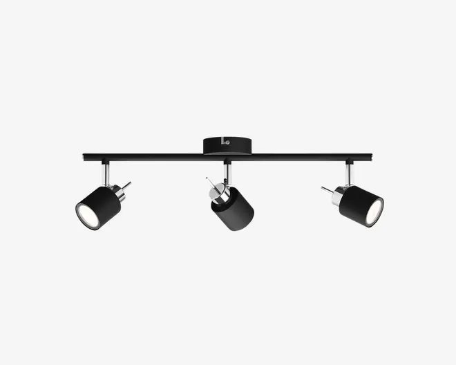 Moderne loftmonteret spotlys med tre justerbare cylindriske lamper i mat sort finish med kromdetaljer. Hver lampe kan drejes og vinkles individuelt for at rette lyset efter behov. Lampen har et stilrent og minimalistisk design, der passer til moderne indretning.