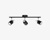 Moderne loftmonteret spotlys med tre justerbare cylindriske lamper i mat sort finish med kromdetaljer. Hver lampe kan drejes og vinkles individuelt for at rette lyset efter behov. Lampen har et stilrent og minimalistisk design, der passer til moderne indretning.