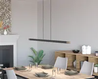 Et moderne, minimalistisk pendellampe med en lang, slank rektangulær form, ophængt fra loftet med to tynde sorte ledninger. Lampen har en mat sort finish med naturlige trædetaljer i enderne, hvilket giver et stilrent og nutidigt udtryk. Den er designet til at give jævn belysning over spisebordet nedenunder.