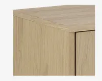 Nærbillede af et møbel med lys egetræsfinish, der viser rene linjer og en glat overflade. Hjørnekonstruktionen fremhæver det naturlige træmønster og den præcise samling mellem top- og sidepaneler.