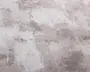 Nærbillede af en overflade med et abstrakt mønster, der viser bløde, ujævne felter i nuancer af beige, taupe og offwhite. Teksturen fremstår let hævet nogle steder, hvilket giver en diskret dybdeeffekt. Designet har et moderne, kunstnerisk udtryk med en blanding af glatte og teksturerede områder.