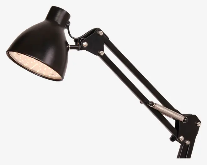 Sort justerbar skrivebordslampe med kuppelformet metalskærm, fjederbelastet arm for fleksibel placering og synligt metalbeslag ved leddene. Lampeskærmens inderside er hvid for at reflektere lyset bedre.