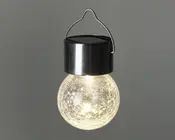 Hængende lampe med en rund glaskugle med krakeleret overflade, der udsender et varmt hvidt lys. Toppen består af en sort cylindrisk kappe med indbygget solcellepanel og et metalhåndtag til nem ophængning. Glaskuglen har en tekstureret, krakeleret finish, som får lyset til at glimte ekstra.