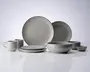 Et sæt stentøj i en blød grå farve med en diskret, let ujævn glasur. Sættet indeholder store middagstallerkener, mindre frokosttallerkener, dybe skåle, lave skåle, krus og små dip-skåle. Hver del har et minimalistisk design med glatte, afrundede kanter og en tynd, mørkere kant, der fremhæver formen. Udtrykket er moderne og enkelt, velegnet til både hverdags- og festbrug.