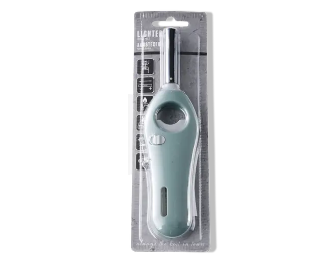 Lang lighter med et lysegrønt ergonomisk plastikhåndtag, der har en stor rund tændingsknap og et gennemsigtigt vindue til at se brændstofniveauet nær bunden. Lighteren er pakket i en gennemsigtig blisterpakning, så hele produktet er synligt.