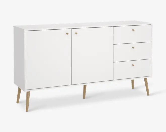 Et moderne skab med en ren hvid finish, der har to store låger til venstre og tre skuffer til højre. Hver låge og skuffe har en lille rund gylden knop. Skabet står på fire skråtstillede træben, hvilket giver det et udtryk i retrostil.