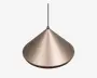 Loftlampe med en glat, metallisk overflade i en varm bronzefarve. Skærmen er bred og konisk, og smalner ind mod toppen, hvor en sort ledning er fastgjort. Overfladen er blank og reflekterende, hvilket giver lampen et moderne og elegant udtryk. Undersiden er let forsænket, hvilket giver et fokuseret nedadgående lys.