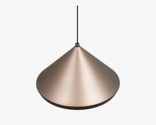 Loftlampe med en glat, metallisk overflade i en varm bronzefarve. Skærmen er bred og konisk, og smalner ind mod toppen, hvor en sort ledning er fastgjort. Overfladen er blank og reflekterende, hvilket giver lampen et moderne og elegant udtryk. Undersiden er let forsænket, hvilket giver et fokuseret nedadgående lys.
