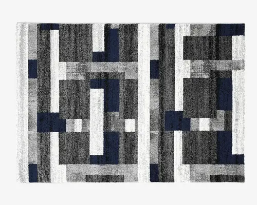 Rektangulært tæppe med et moderne geometrisk mønster bestående af overlappende rektangler og linjer i nuancer af mørkeblå, sort, grå og hvid. Designet er symmetrisk og giver et markant, nutidigt udtryk. Overfladen ser blød og behagelig ud, velegnet til stue eller kontor.