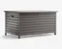 Rektangulær opbevaringsboks med moderne, horisontale lameller i mat grå finish. Boksen har et fladt låg med lås for sikkerhed samt solide sidehåndtag for nem løftning. Hævede ben giver stabilitet og holder boksen over jorden. Velegnet til både udendørs og indendørs brug med vejrbestandigt og holdbart design.