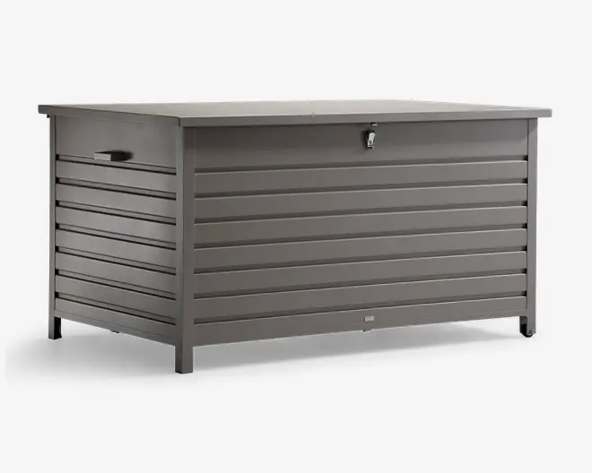 Rektangulær opbevaringsboks med moderne, horisontale lameller i mat grå finish. Boksen har et fladt låg med lås for sikkerhed samt solide sidehåndtag for nem løftning. Hævede ben giver stabilitet og holder boksen over jorden. Velegnet til både udendørs og indendørs brug med vejrbestandigt og holdbart design.