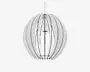 Et moderne pendellampe-armatur med et kugleformet design bestående af jævnt fordelte, buede metalskiver i mat hvid finish. Pæren er synlig i midten og hænger fra en central stang, hvilket giver lampen et åbent og let udtryk. Designet tillader lyset at skinne gennem mellemrummene mellem skiverne og skaber en dekorativ lyseffekt.
