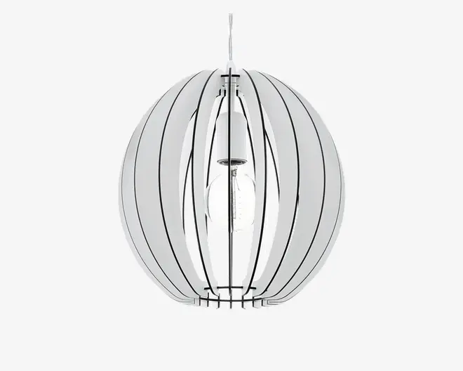 Et moderne pendellampe-armatur med et kugleformet design bestående af jævnt fordelte, buede metalskiver i mat hvid finish. Pæren er synlig i midten og hænger fra en central stang, hvilket giver lampen et åbent og let udtryk. Designet tillader lyset at skinne gennem mellemrummene mellem skiverne og skaber en dekorativ lyseffekt.