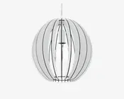 Et moderne pendellampe-armatur med et kugleformet design bestående af jævnt fordelte, buede metalskiver i mat hvid finish. Pæren er synlig i midten og hænger fra en central stang, hvilket giver lampen et åbent og let udtryk. Designet tillader lyset at skinne gennem mellemrummene mellem skiverne og skaber en dekorativ lyseffekt.