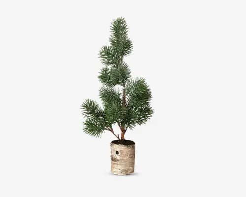 Kunstigt fyrretræ med tætte, naturtro grønne nåle og flere grene, arrangeret i en naturlig, asymmetrisk form. Træet står i en rustik, cylindrisk potte, der ligner birketræ og giver et naturligt udtryk.