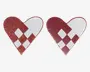 To hjerteformede dekorationsstykker, det ene i rød glitter med hvide geometriske detaljer og det andet i blank bordeaux med hvide glimmerdetaljer, begge med et lille ophængshul øverst.