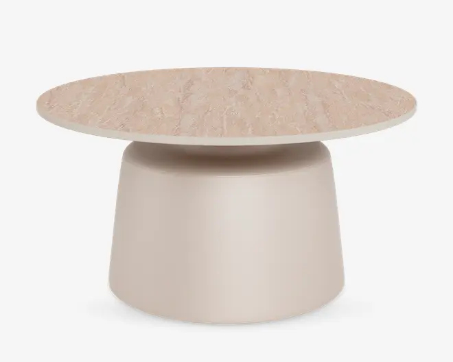 Rundt bord med en lys beige bordplade med marmoreffekt og en glat, mat cylindrisk base. Basen er bredere nederst og bliver smallere mod toppen, hvilket giver et moderne, minimalistisk udtryk. Bordpladen har diskrete årer, der ligner natursten, for ekstra struktur.