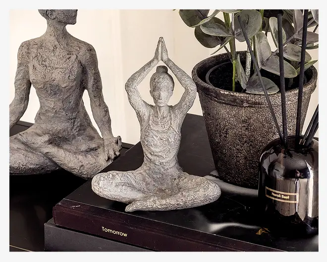 Figur yoga dame grå ass H.18 cm 