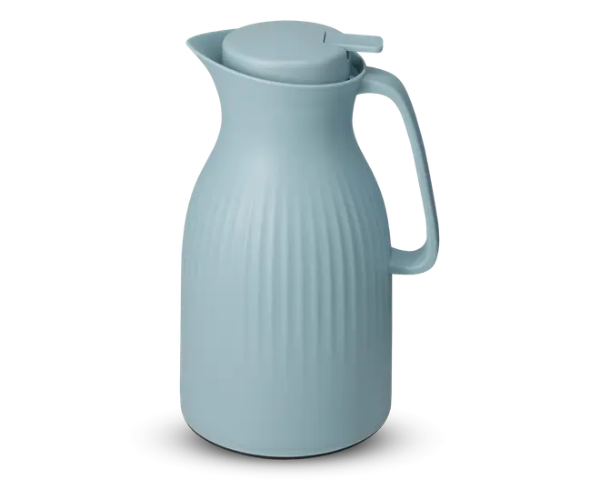 Lys blå termokande med mat finish og lodret rillet struktur på kroppen. Har et bredt, ergonomisk håndtag og et sikkert, skruelåg med hældetud for nem ophældning. Designet er moderne og minimalistisk, velegnet til at holde drikkevarer varme eller kolde.