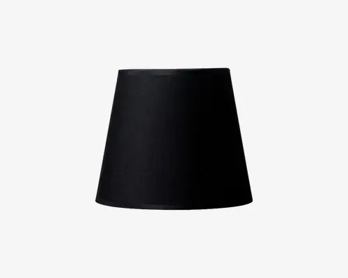 Aflang lampeskærm med mat sort stof på ydersiden. Skærmen har en bred bundåbning og en smallere top, hvilket giver en klassisk konisk form. Stoffet fremstår glat og uigennemsigtigt, designet til at lede lyset nedad og give et moderne, minimalistisk udtryk.