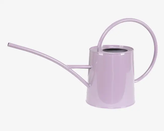 En vandkande i pastellilla med blank overflade, udstyret med en lang, slank tud til præcis vanding og et stort, rundet håndtag for nemt greb og kontrol. Kanden har en cylindrisk krop med åbent top, hvilket gør den let at fylde.