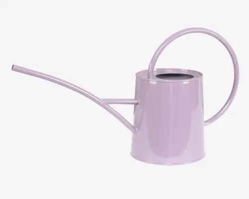 En vandkande i pastellilla med blank overflade, udstyret med en lang, slank tud til præcis vanding og et stort, rundet håndtag for nemt greb og kontrol. Kanden har en cylindrisk krop med åbent top, hvilket gør den let at fylde.