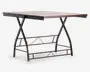 Rektangulært bord med en bordplade i lyst trælook og et robust sort metalstel. Stellet har X-formede sidestøtter og geometriske tværstænger for ekstra stabilitet. Bordpladen har en glat overflade med synlig træstruktur, og designet er moderne og industrielt.