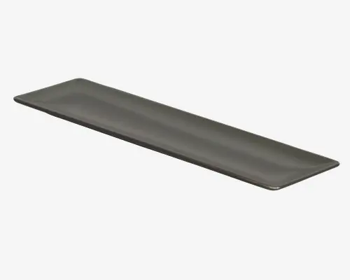 En lang, rektangulær serveringstallerken med en glat, blank mørkegrå overflade. Tallerkenen har let hævede kanter og en flad bund, hvilket gør den ideel til servering af forretter, sushi eller desserter. Det minimalistiske design giver et moderne og elegant udtryk.