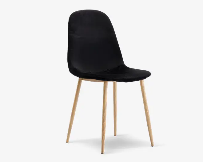 Sort polstret stol med afrundet ryglæn, blødt formet sæde og fire lyse træben i en moderne, minimalistisk stil.