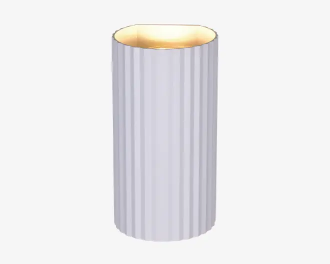 Høj, cylindrisk beholder med lodrette riller på ydersiden i en lys grå farve. Indersiden er metallisk guld, hvilket giver en elegant kontrast. Overfladen er glat med jævnt fordelte lodrette spor, hvilket giver et moderne og stilfuldt udtryk.
