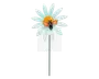 En dekorativ genstand med en margueritformet blomst med lyseblå kronblade og en klar gul midte. På midten sidder en lille, detaljeret bi med orange vinger og sort krop. Blomsten er monteret på en slank grøn stilk.