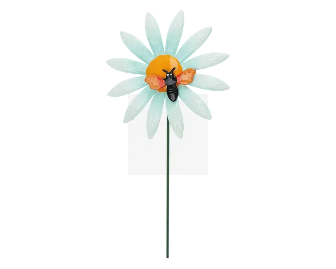 En dekorativ genstand med en margueritformet blomst med lyseblå kronblade og en klar gul midte. På midten sidder en lille, detaljeret bi med orange vinger og sort krop. Blomsten er monteret på en slank grøn stilk.
